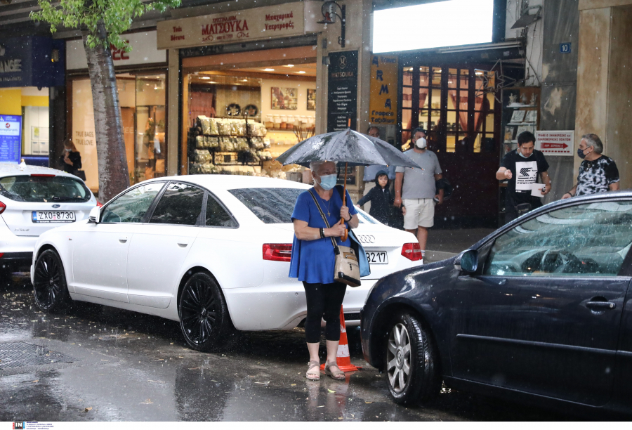 Βροχερός ο καιρός σήμερα, με καταιγίδες και πτώση της θερμοκρασίας