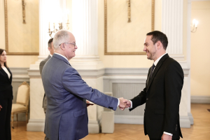 Με Μαζωνάκη και φραπέ το πρώτο μήνυμα του νέου πρέσβη της Γαλλίας στην Ελλάδα (Βίντεο)