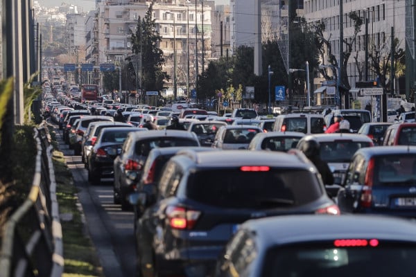 Σκοτώνουν τα αυτοκίνητα όταν «γεράσουν»; Ολική ή μερική απαγόρευση κυκλοφορίας για τα παλιά στο τραπέζι