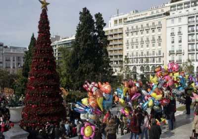 «Κουμπωμένοι» οι καταναλωτές τα Χριστούγεννα - Βγαίνουν βόλτα και κοιτούν τις βιτρίνες