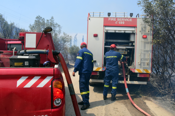 Υπό μερικό έλεγχο η φωτιά στον Μαραθώνα που έκαιγε όλο το βράδυ