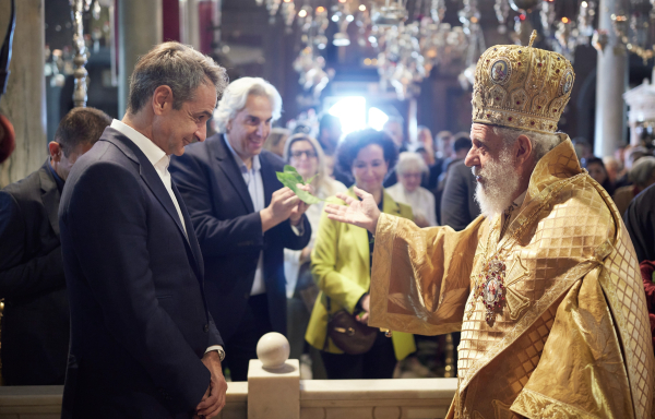 Κυριάκος Μητσοτάκης: Παρακολούθησε την πρώτη Ανάσταση στην Τήνο - Δείτε φωτογραφίες