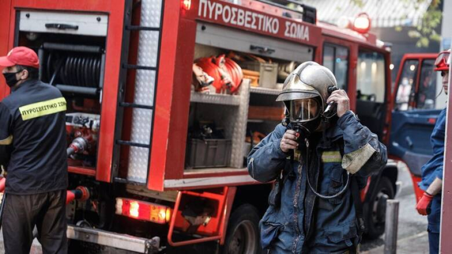 Φωτιά τώρα σε διαμέρισμα στον Άγιο Παντελεήμονα - Απεγκλωβίστηκε μία γυναίκα