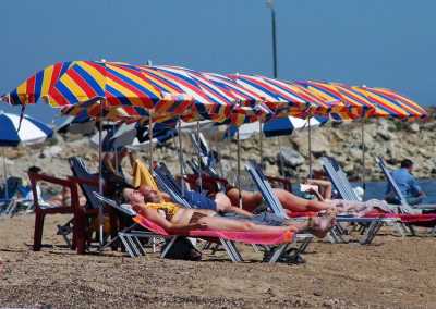 Σωρεία ασφαλιστικών και φορολογικών παραβάσεων σε beach bar σε Χαλκίδα και Καβάλα