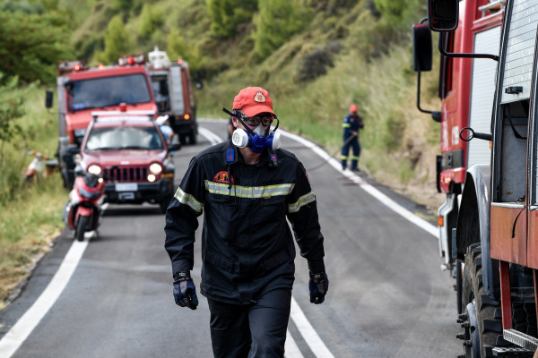 Μεγάλη φωτιά στην Ανδρίτσαινα - Στο σημείο 60 πυροσβέστες