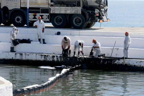 Διαρροή πετρελαιοειδών από το Blue Star Patmos κατά την ανέλκυση