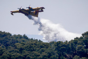 Φωτιά στα Γεράνεια Όρη: Συνεχίζονται οι προσπάθειες κατάσβεσης, στο Αλεποχώρι κυβερνητικό κλιμάκιο (βίντεο)