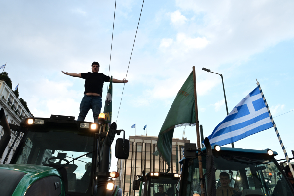 Πάνω από 200 τρακτέρ στο Σύνταγμα, παραλύει η Αθήνα - Στις 18:30 το μεγάλο συλλαλητήριο
