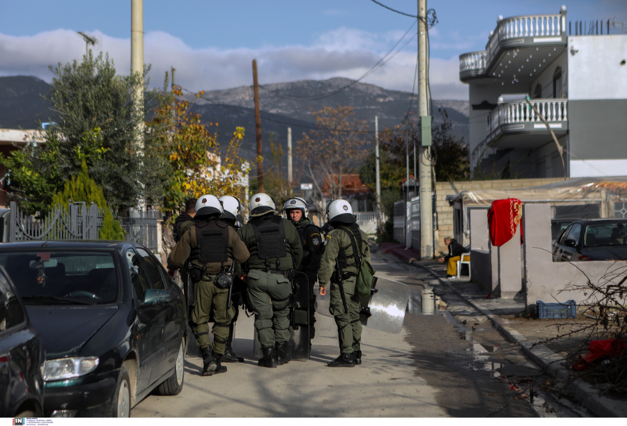 Οκτώ συλλήψεις στο Ζεφύρι μετά από καταιγισμό πυροβολισμών, βρέθηκαν όπλα και ναρκωτικά