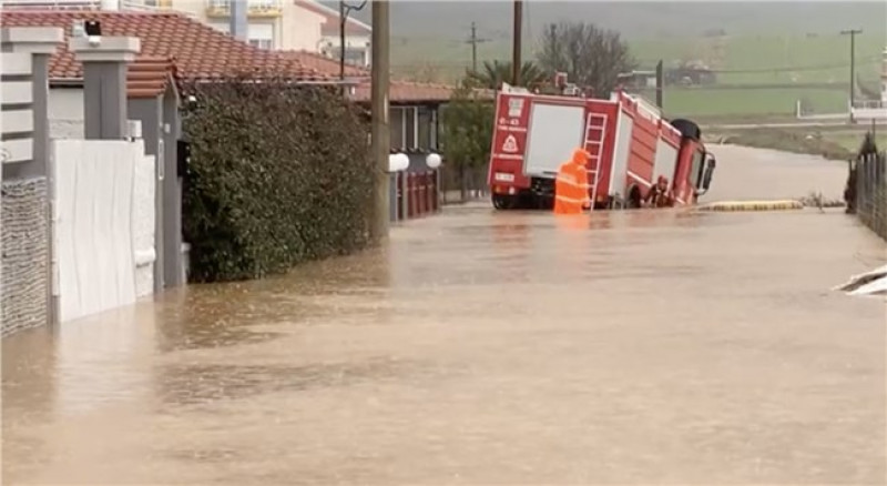 Με τιμές ήρωα η κηδεία του πυροσβέστη που χάθηκε στην προσπάθειά του να σώσει μαθητές στον Έβρο