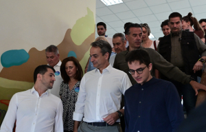 Ευρωεκλογές 2024: Ο Μητσοτάκης ψήφισε με τον γιο του, Κωνσταντίνο