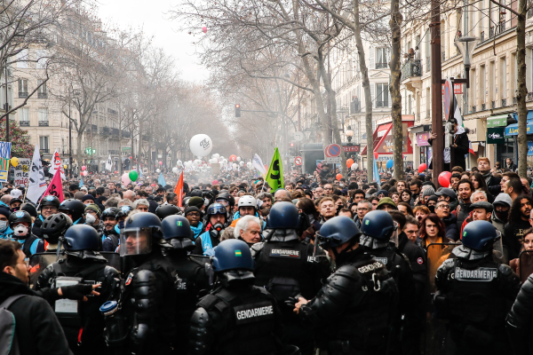 Ο Μακρόν παρέκαμψε την Εθνοσυνέλευση και «πέρασε» το συνταξιοδοτικό- Πορείες και συγκεντρώσεις στην Γαλλία