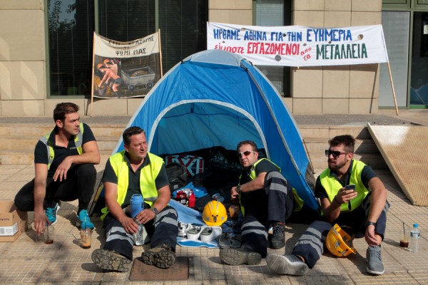 Έξω από το ΥΠΕΝ ξανά οι μεταλλωρύχοι