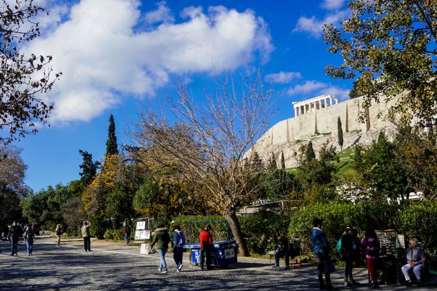 Παραμένει η «μάστιγα» του brain drain: Το 57,9% των Ελλήνων θα μετανάστευε για δουλειά