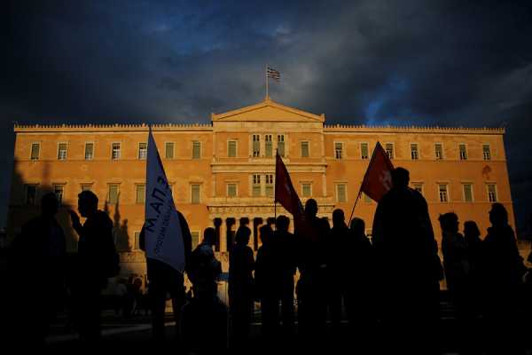 Συλλαλητήριο έξω από τη Βουλή ενάντια στο πολυνομοσχέδιο 