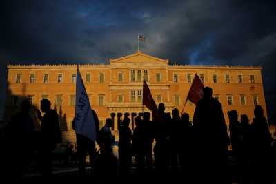 Συλλαλητήριο έξω από τη Βουλή ενάντια στο πολυνομοσχέδιο 