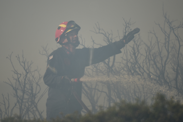 Φωτιά τώρα στο Πέραμα Αττικής, κινητοποίηση της πυροσβεστικής