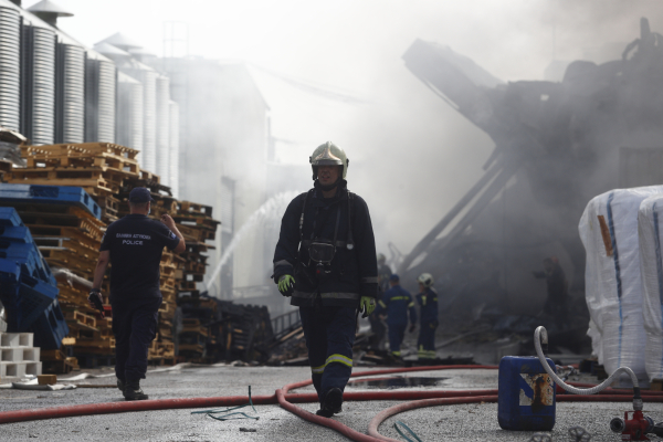 Έκρηξη στην Κηφισιά: Καλύτερη η εικόνα της φωτιάς - Περιορίστηκε ο κίνδυνος επέκτασης
