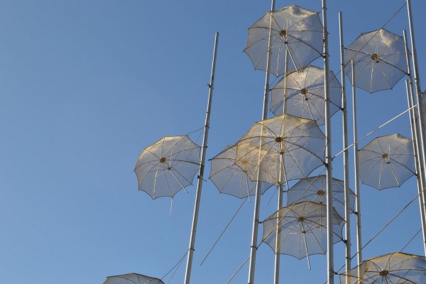 Ζημιές από τον δυνατό αέρα στο γλυπτό «Ομπρέλες» στην Θεσσαλονίκη