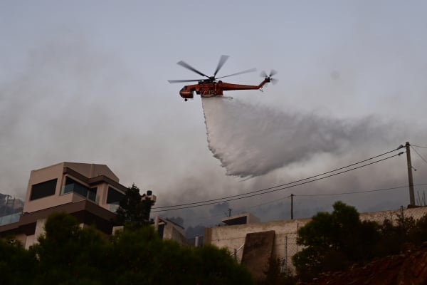 Φωτιά στη Σαρωνίδα: Κλειστοί την Τρίτη οι παιδικοί σταθμοί και τα ΚΔΑΠ