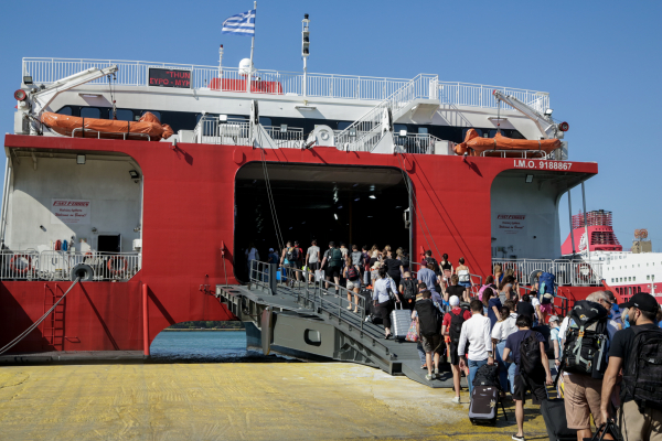 «Βούλιαξαν» τα λιμάνια από τους αδειούχους του Δεκαπενταύγουστου, πάνω από 25.000 επιβάτες αναχώρησαν (βίντεο)