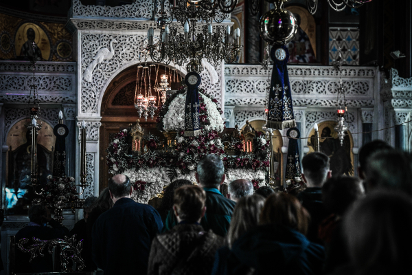 Η Ελένη Βιτάλη ψάλλει τα εγκώμια της Μεγάλης Παρασκευής (βίντεο)