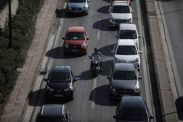 Τροχαίο στη λεωφόρο Βουλιαγμένης με επιχείρηση απεγκλωβισμού από την Πυροσβεστική