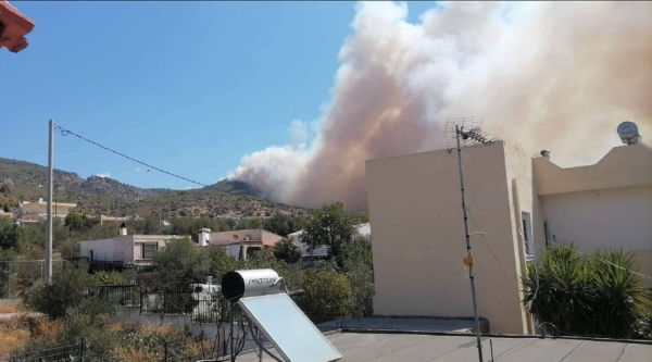 Μεγάλη φωτιά στη Νέα Πέραμο: Βελτιωμένη η εικόνα του μετώπου, άνοιξε η Εθνική Οδός (εικόνες)