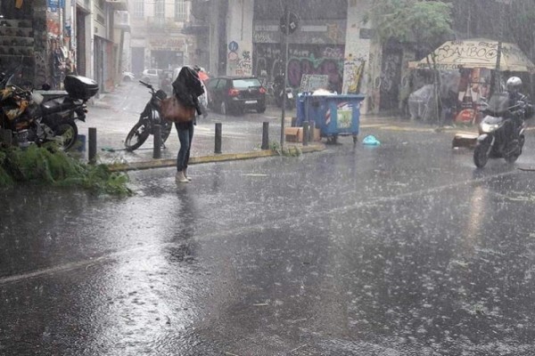 Καιρός: Καταιγίδα προκάλεσε ζημιές και διακοπή της κυκλοφορίας στους δρόμους του Βόλου