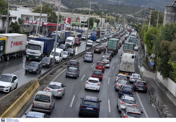 Τροχαίο στην Αττική οδό, κυκλοφοριακό χάος στο ρεύμα προς Ελευσίνα