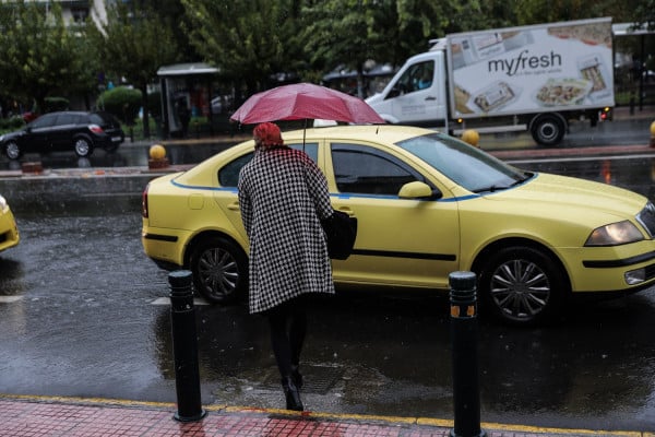 Αλλάζει από σήμερα το όριο επιβατών, τι ίσχυει για αυτοκίνητα, ταξί και φορτηγά