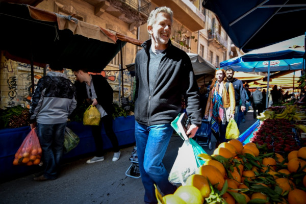 Στη Λαϊκή Αγορά της Καλλιδρομίου και στην πλατεία Εξαρχείων ο Παύλος Γερουλάνος