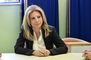 Ελπίδα για τη Δημοκρατία: Η αγορά της γκαρσονιέρας και η απάντηση της Μαρίας Καρυστιανού