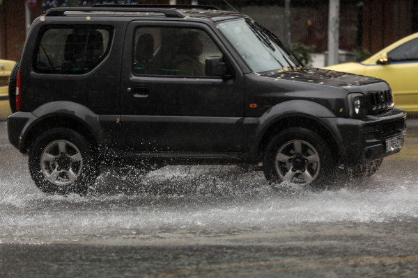 Καιρός meteo: Ψυχρή λίμνη πάνω από την Ελλάδα φέρνει καταιγίδες και χαλαζοπτώσεις