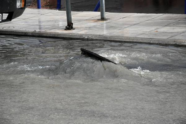 Κακοκαιρία: Προβλήματα στην Αττική από τη νεροποντή, πλημμύρες και πτώσεις δέντρων