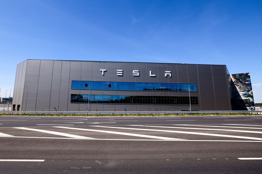 Νέα ήθη από την Tesla: Έλεγχοι στα σπίτια των εργαζομένων που είναι σε αναρρωτική άδεια