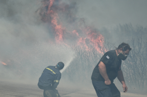Σύσκεψη για την αντιπυρική περίοδο: 80 εναέρια μέσα, 17.000 πυροσβέστες και 100 drones στη μάχη με τις φωτιές