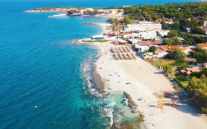 Η παραλία με λευκό βότσαλο και καταγάλανα νερά 35χλμ από το κέντρο της Αθήνας