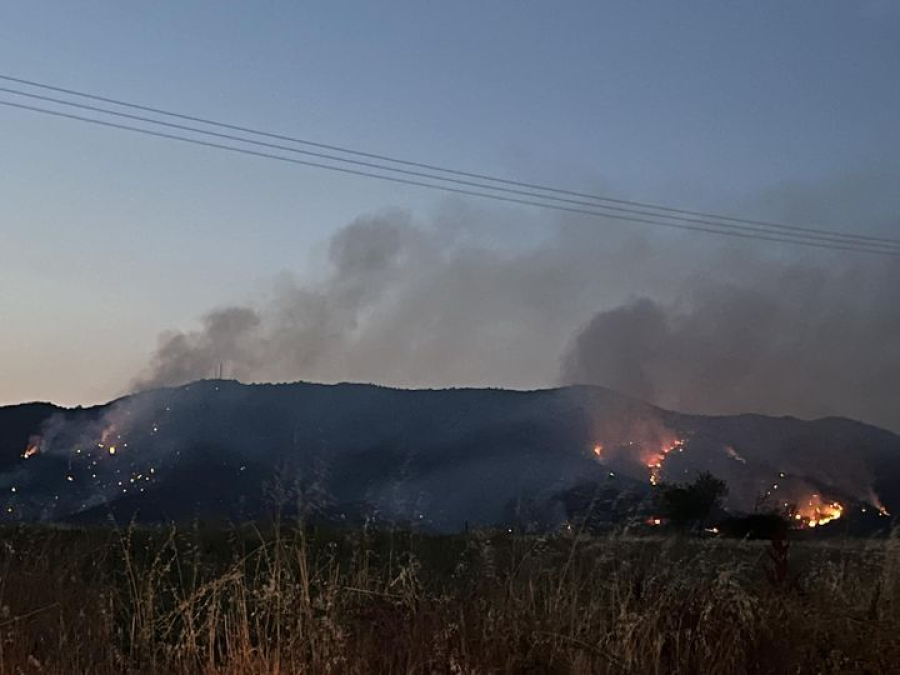 Δύσκολη η νύχτα στη Ροδόπη: Μαίνεται η φωτιά