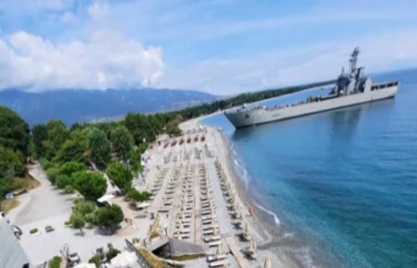 Έκανε απόβαση αρματαγωγό σε beach bar στην Πιερία (vid)