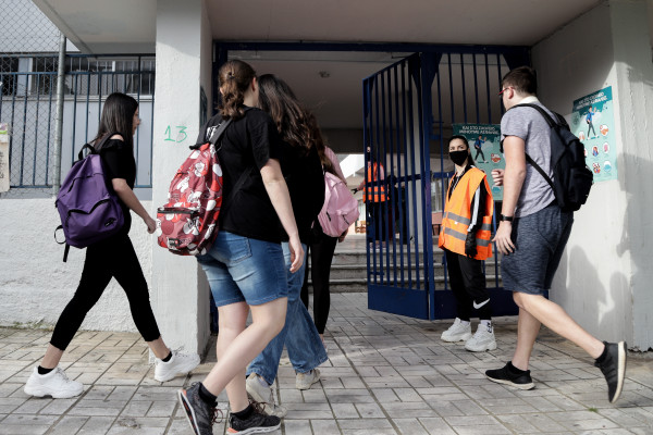 Επιστρέφουν αύριο Δευτέρα στα σχολεία οι μαθητές γυμνασίου και A, B Λυκείου