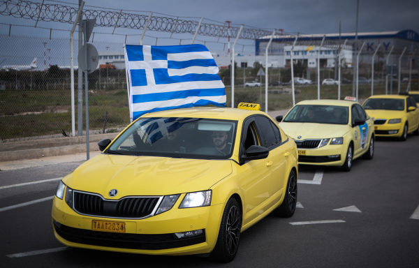 Οι «γαλάζιοι» βουλευτές που ενέπαιξαν τους ταξιτζήδες