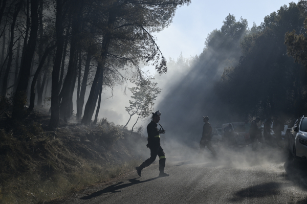 Υπό έλεγχο οι πυρκαγιές στους Αγίους Θεοδώρους και στο Λουτράκι