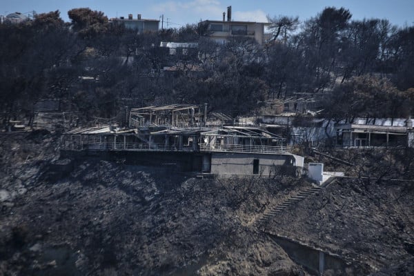 Φωτιά στο Μάτι: Παρέμειναν στη θέση τους στελέχη της Πυροσβεστικής που έπαιξαν ρόλο στην πυρκαγιά