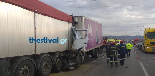 Θεσσαλονίκη: Με αίμα «βάφτηκε» η άσφαλτος - Σύγκρουση δύο φορτηγών - Ένας νεκρός (pics)