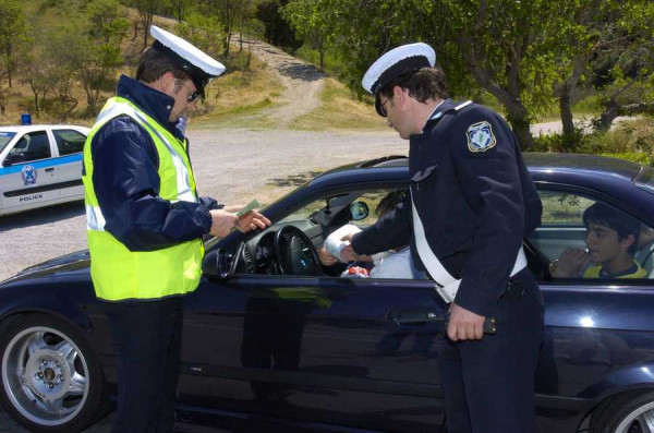 Τα ...έτσουξαν το Σαββατοκύριακο οι Έλληνες - Εκατοντάδες παραβάσεις σε αλκοτέστ