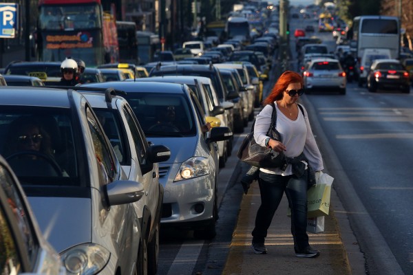 «Αδειάζει» τον Μαυραγάνη το ΥΠΟΙΚ για τις αλλαγές στα τέλη κυκλοφορίας