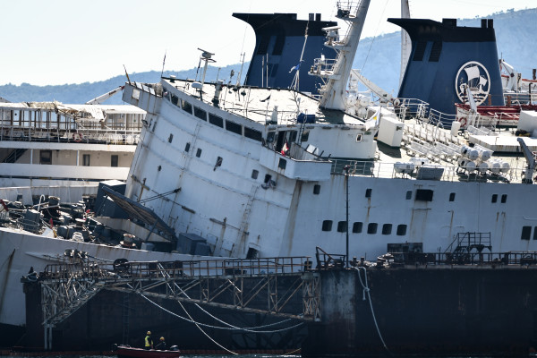 Αντιρρυπαντικό φράγμα τοποθετήθηκε γύρω από το «Πηνελόπη Α»