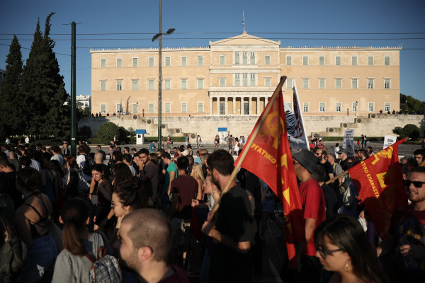 Επεισόδια έξω από τη Βουλή κατά την πορεία των φοιτητών