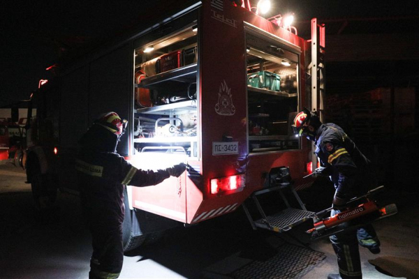 Πάτρα: Μεγάλη φωτιά σε εργοστάσιο, προβλήματα στην ηλεκτροδότηση